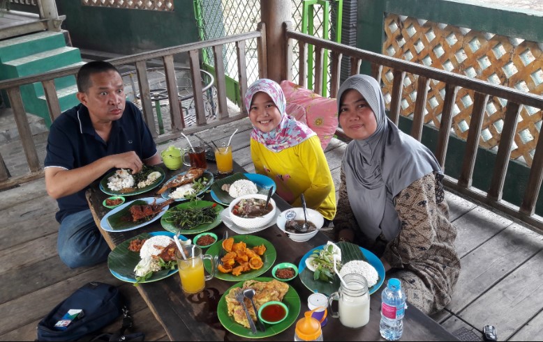Rumah Makan Pinggir Kali Talisepatumu “Yanwar Abdullah”, 1. Rumah Makan Hien, 2. Rumah Makan Praukuno, 3. Angkringan Mbok Nom Rembang, 4. Nasi Tahu Serepeh Bu Slamet, 5. Rumah Makan Pinggir Kali, 6. Teras Kota Resto, 7. Aneka Sambel Rembang, 8. Warung Makan Melati, 9. Warung Pesisir, 10. RM.Pondok Asri, 11. Kampung Steak and Blend Rembang, 12. SATU LAGI REMBANG, 13. Citra Resto
