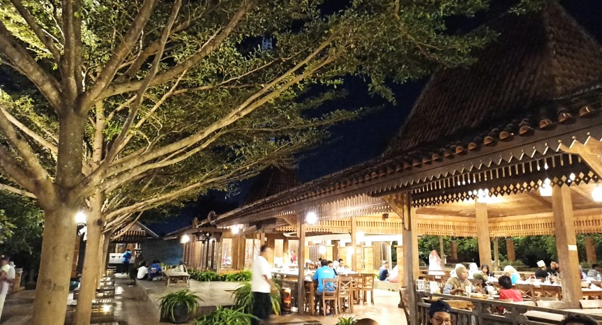 Rumah Makan Praukuno steadyhead, 1. Rumah Makan Hien, 2. Rumah Makan Praukuno, 3. Angkringan Mbok Nom Rembang, 4. Nasi Tahu Serepeh Bu Slamet, 5. Rumah Makan Pinggir Kali, 6. Teras Kota Resto, 7. Aneka Sambel Rembang, 8. Warung Makan Melati, 9. Warung Pesisir, 10. RM.Pondok Asri, 11. Kampung Steak and Blend Rembang, 12. SATU LAGI REMBANG, 13. Citra Resto