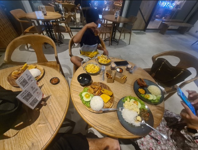 SATU LAGI REMBANG Alataz Eldi, 1. Rumah Makan Hien, 2. Rumah Makan Praukuno, 3. Angkringan Mbok Nom Rembang, 4. Nasi Tahu Serepeh Bu Slamet, 5. Rumah Makan Pinggir Kali, 6. Teras Kota Resto, 7. Aneka Sambel Rembang, 8. Warung Makan Melati, 9. Warung Pesisir, 10. RM.Pondok Asri, 11. Kampung Steak and Blend Rembang, 12. SATU LAGI REMBANG, 13. Citra Resto