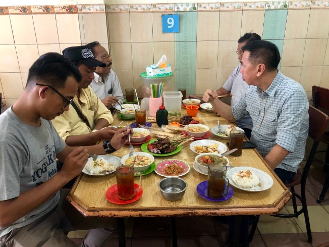 Sate Kambing Hajinawi Iin Sholihin, 1. Warung Sate dan Tongseng Pak H. Budi Asli Solo, 2. Sate Kambing Haji Giyo Original, 3. Sate Tegal Abu Salim, 4. Sate Blora Cirebon Rawamangun, 5. Sate Tegal H.M. Ridwan, 6. Sate Kambing Hajinawi, 7. Sate Kambing Dudung, 8. Sate Kambing Muda Tegal Bang Dur, 9. Sate Solo Pak Jamal, 10. Sate Keroncong Sederhana, 11. Sate Kambing Batibul Bang Indra, 12. Warung sate Dan Sop Kambing Pak Pambudi, 13. Sate Tegal Kambing Muda Umi Salmah