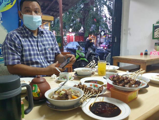 Sate Kambing Muda Tegal Bang Dur Eman Hermawan, 1. Warung Sate dan Tongseng Pak H. Budi Asli Solo, 2. Sate Kambing Haji Giyo Original, 3. Sate Tegal Abu Salim, 4. Sate Blora Cirebon Rawamangun, 5. Sate Tegal H.M. Ridwan, 6. Sate Kambing Hajinawi, 7. Sate Kambing Dudung, 8. Sate Kambing Muda Tegal Bang Dur, 9. Sate Solo Pak Jamal, 10. Sate Keroncong Sederhana, 11. Sate Kambing Batibul Bang Indra, 12. Warung sate Dan Sop Kambing Pak Pambudi, 13. Sate Tegal Kambing Muda Umi Salmah