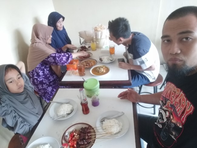 Sate Keroncong Sederhana Helverniady, 1. Warung Sate dan Tongseng Pak H. Budi Asli Solo, 2. Sate Kambing Haji Giyo Original, 3. Sate Tegal Abu Salim, 4. Sate Blora Cirebon Rawamangun, 5. Sate Tegal H.M. Ridwan, 6. Sate Kambing Hajinawi, 7. Sate Kambing Dudung, 8. Sate Kambing Muda Tegal Bang Dur, 9. Sate Solo Pak Jamal, 10. Sate Keroncong Sederhana, 11. Sate Kambing Batibul Bang Indra, 12. Warung sate Dan Sop Kambing Pak Pambudi, 13. Sate Tegal Kambing Muda Umi Salmah