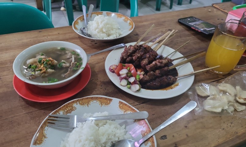 Sate Tegal H.M. Ridwan Yogiprayogi R.M, 1. Warung Sate dan Tongseng Pak H. Budi Asli Solo, 2. Sate Kambing Haji Giyo Original, 3. Sate Tegal Abu Salim, 4. Sate Blora Cirebon Rawamangun, 5. Sate Tegal H.M. Ridwan, 6. Sate Kambing Hajinawi, 7. Sate Kambing Dudung, 8. Sate Kambing Muda Tegal Bang Dur, 9. Sate Solo Pak Jamal, 10. Sate Keroncong Sederhana, 11. Sate Kambing Batibul Bang Indra, 12. Warung sate Dan Sop Kambing Pak Pambudi, 13. Sate Tegal Kambing Muda Umi Salmah