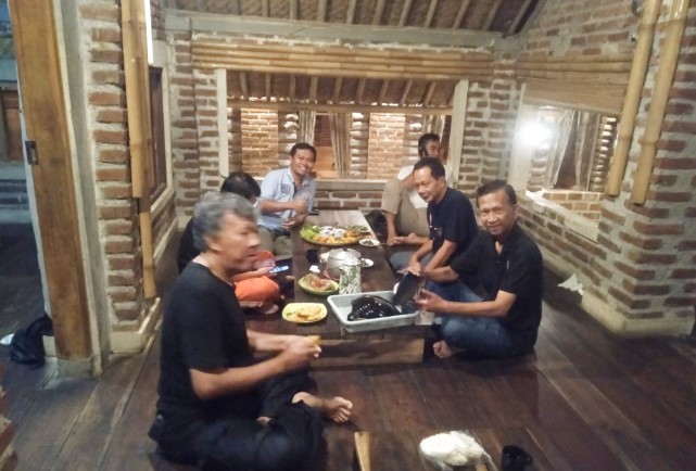 Saung Eurih Iman Arif, 1. Rumah Makan Langensari, 2. Rumah Makan Lesehan Khas Sunda ‘Neng Euis’, 3. Pondok Dahar Pak H.M. Djaja, 4. Alun-alun Majalengka, 5. Sawah Aki, 6. CIBIUK RESTO MAJALENGKA, 7. Saung Eurih, 8. Kedai Halaman Abah Na’us Maranggi, 9. Rumah Makan Lesehan Saung Balong, 10. Rumah Makan Djenal, 11. Rm. Nu Nera, 12. JS Cafe and Restaurant, 13. Saung Sang Raja Al-Malik, 14. Warung Mimi Prasmanan Masakan Sunda, 14. Kedai T’Entin, 15. Rumah Makan Tiga Dara, 16. Warung Lotek Ceu Enok, 17. Bakso Cuanki Gala Rasa