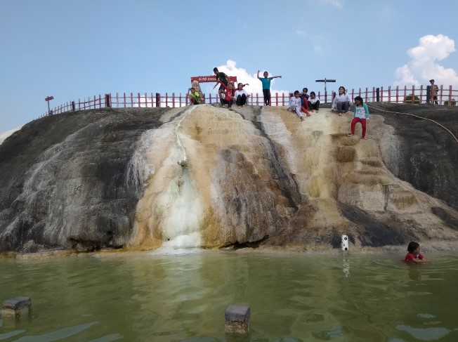 Situs Gunung Peyek Das 025, 1. Tirta Sanita, 2. Pemandian Air Panas Gunung Pancar, 3. Pemandian Air Panas Kawah Ratu, 4. Pemandian Air Panas Ciparay, 5. Situs Gunung Peyek, 6. Jbound Geo Edu Park Air Panas Gunung Malang, 7. Pemandian Air Panas Gunung Kapur (TIRTA SAYAGA), 8. Amerta cafe and hot spring resort, 9. Lembah Cipanas kelapa 3 dan riverside, 10. Lembah Alam Tirta, 11. Kolam Pemandian Air Panas Gn Panjang, 12. Pemandian Belerang Ciasin