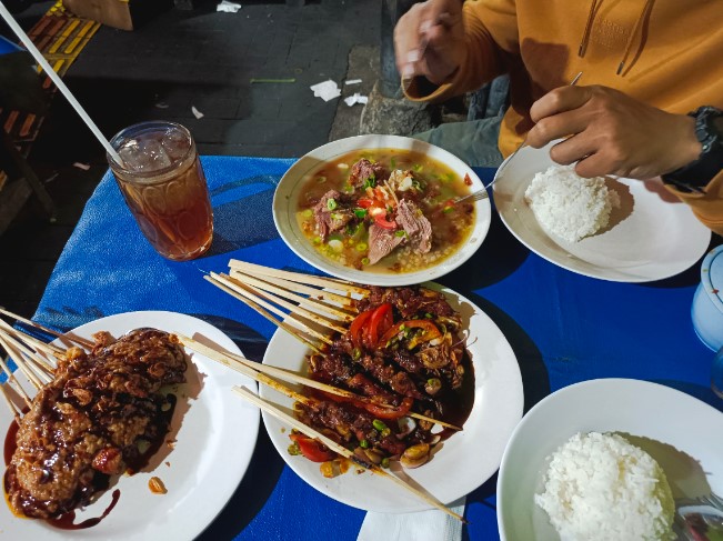 Sop Kambing Dudung Aisyah Assyam, 1. Warung Sate dan Tongseng Pak H. Budi Asli Solo, 2. Sate Kambing Haji Giyo Original, 3. Sate Tegal Abu Salim, 4. Sate Blora Cirebon Rawamangun, 5. Sate Tegal H.M. Ridwan, 6. Sate Kambing Hajinawi, 7. Sate Kambing Dudung, 8. Sate Kambing Muda Tegal Bang Dur, 9. Sate Solo Pak Jamal, 10. Sate Keroncong Sederhana, 11. Sate Kambing Batibul Bang Indra, 12. Warung sate Dan Sop Kambing Pak Pambudi, 13. Sate Tegal Kambing Muda Umi Salmah