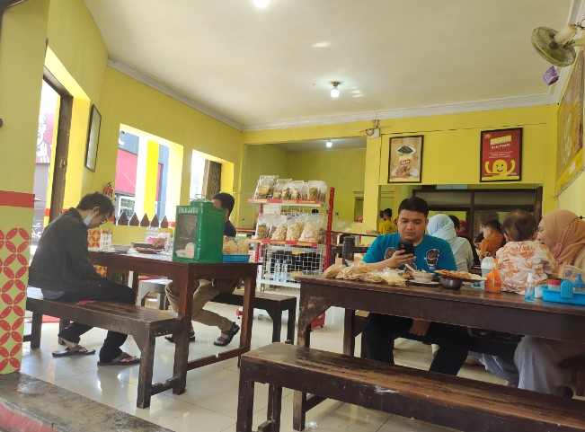 Spesial Soto Boyolali (SSB) Hj Hesti Widodo, Cimahi Fadli Nasution, 1. Rumah Makan Cibabat Ampera, 2. Mymo Mie Baso Ceker, 3. Kedai Ramen Aboy – Cimahi, 4. Kafe KupuKupu, 5. dK resto, 6. Rumah Makan Kiambang Raya, 7. Meepang RAI, 8. Wingz O Wingz Cimahi, 9. Hashi Ramen, 10. RM. Ibu Haji Cijantung (IHC) ASLI Purwakarta, 11. Rumah Makan Ciganea Baros, 12. Giggle Box Cimahi, 13. Rumah Makan Kandang Ayam, 14. Alam Wisata Cimahi, 15. Spesial Soto Boyolali (SSB) Hj Hesti Widodo, Cimahi, 16. Rumah Makan Mirasa, 17. Sate Maranggi & Ayam Bakar Neng Katineung, 18. Ayam Kremes Selimut WR Pusat, 19. Bebek Goreng Haji Slamet (Asli) Cimahi, 20. Bebek Salero, 21. GoGrill-ah!, 22. Gokana Ramen Teppan, 23. Rumah Makan Ramayana II, 24. Warung Sadulur Cimahi