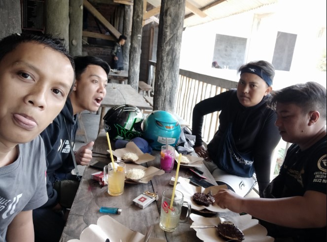 Surabi Tasik Pak Asep Om Chen, 1. Restoran Alam Sunda, 2. Bubur Ayam Bunut Siliwangi, 3. Mamih Ungu Cafe &amp; Resto, 4. Ale’s Place Cipoho, 5. Warung Nasi Haji Empud, 6. Rumah Makan Cikole, 7. PANORAMA RESTO AND CAFE, 8. Kazoku Tei, 9. D’Green Resto and Coffee, 10. Butler Bar &amp; Bistro, 11. Bandros Ata, 12. Seoul little, 13. RM Saung Hegar Rizky, 14. Restaurant Sunda Rasa, 15. Joglo Pasundan Soekabumi, 16. Surabi Tasik Pak Asep, 17. Oma Suki Cafe, 18. Gudang Steak, 19. Piscok cakra rangga wulung, 20. Praline Coffee Shop &amp; Patisserie, 21. Mr.Topi Kitchen, 22. Mie Baso Super “Has” H Achmad Sudja’I, 23. Udin Ramen, 24. Mie Ayam Bento
