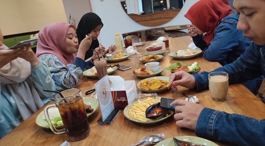 Teras Kota Resto Ken Zhu, 1. Rumah Makan Hien, 2. Rumah Makan Praukuno, 3. Angkringan Mbok Nom Rembang, 4. Nasi Tahu Serepeh Bu Slamet, 5. Rumah Makan Pinggir Kali, 6. Teras Kota Resto, 7. Aneka Sambel Rembang, 8. Warung Makan Melati, 9. Warung Pesisir, 10. RM.Pondok Asri, 11. Kampung Steak and Blend Rembang, 12. SATU LAGI REMBANG, 13. Citra Resto