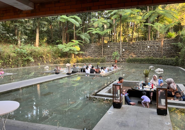 The Lake House Mario Fabianus Salim, 1. Kopi Nako Kebon Jati, 2. Pasir Angin PAS, 3. Bumi Aki Heritage Puncak, 4. Nicole’s Kitchen &amp; Lounge, 5. Bavarian Haus Bratwurst ‘n Grill, 6. Edensor Hills Villa, Resort &amp; Café Shariah, 7. Roofpark Cafe &amp; Restaurant Bogor, 8. Breeve Hills resto &amp; cafe, 9. The Lake House, 10. Kembali Ke Alam, 11. Mamifokobo Café &amp; Kitchen – Ciloto, 12. Waroeng Gumati Cafe &amp; Resto, 13. Kedai kopi abdi, 14. Secret Garden Puncak, 15. Tropical Deck