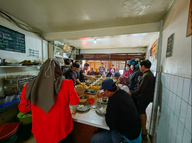 Warung Nasi Haji Empud Andhika Yudho, 1. Restoran Alam Sunda, 2. Bubur Ayam Bunut Siliwangi, 3. Mamih Ungu Cafe &amp; Resto, 4. Ale’s Place Cipoho, 5. Warung Nasi Haji Empud, 6. Rumah Makan Cikole, 7. PANORAMA RESTO AND CAFE, 8. Kazoku Tei, 9. D’Green Resto and Coffee, 10. Butler Bar &amp; Bistro, 11. Bandros Ata, 12. Seoul little, 13. RM Saung Hegar Rizky, 14. Restaurant Sunda Rasa, 15. Joglo Pasundan Soekabumi, 16. Surabi Tasik Pak Asep, 17. Oma Suki Cafe, 18. Gudang Steak, 19. Piscok cakra rangga wulung, 20. Praline Coffee Shop &amp; Patisserie, 21. Mr.Topi Kitchen, 22. Mie Baso Super “Has” H Achmad Sudja’I, 23. Udin Ramen, 24. Mie Ayam Bento