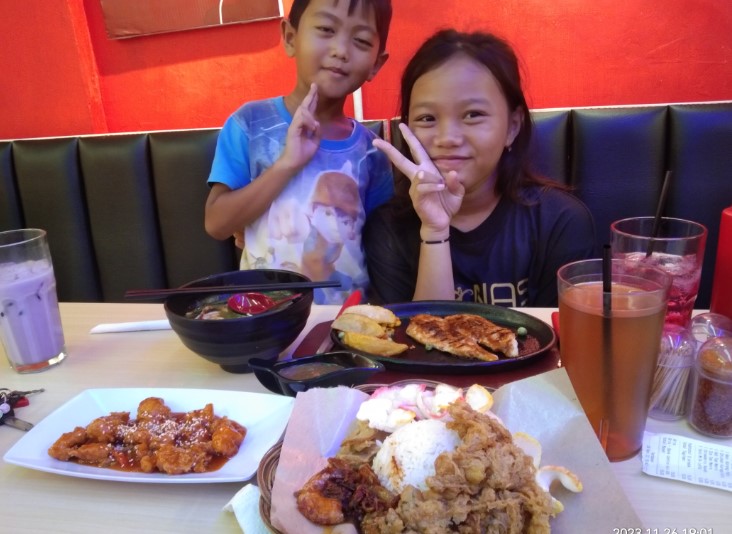 Warung Pablo n Steak Anung susilo, 1. Mie Tiau, 2. Bakso Geol, 3. Wan Tan Mie Asam, 4. Ayam Bakar 7 Saudara, 5. RM. Sederhana Minang, 6. Laksa Medan Nyonya Guat, 7. Bakmie Tien Sim TPI, 8. Warung Pablo n Steak, 9. Hok Siong, 10. Hainam Campur Meri, 11. Restaurant Bamboo House, 12. KARINA ALIE RESTO, 13. Nasi Tim Pejagalan, 14. Masakan Siantar Ahok
