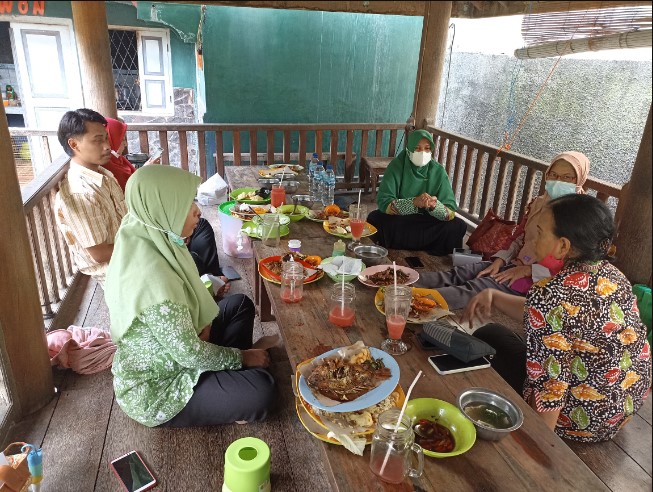 Warung Pesisir Nita Why, 1. Rumah Makan Hien, 2. Rumah Makan Praukuno, 3. Angkringan Mbok Nom Rembang, 4. Nasi Tahu Serepeh Bu Slamet, 5. Rumah Makan Pinggir Kali, 6. Teras Kota Resto, 7. Aneka Sambel Rembang, 8. Warung Makan Melati, 9. Warung Pesisir, 10. RM.Pondok Asri, 11. Kampung Steak and Blend Rembang, 12. SATU LAGI REMBANG, 13. Citra Resto
