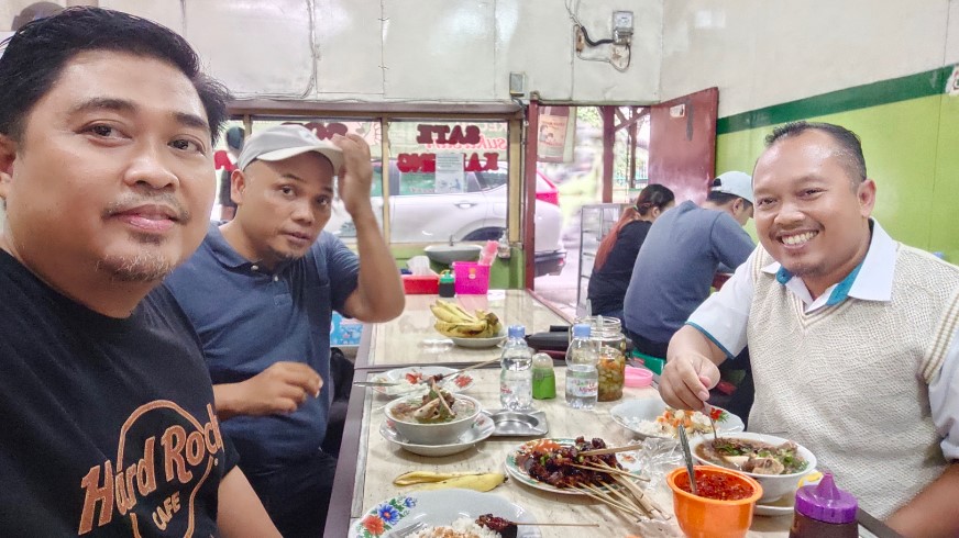 Warung sate Dan Sop Kambing Pak Pambudi Dedykus, 1. Warung Sate dan Tongseng Pak H. Budi Asli Solo, 2. Sate Kambing Haji Giyo Original, 3. Sate Tegal Abu Salim, 4. Sate Blora Cirebon Rawamangun, 5. Sate Tegal H.M. Ridwan, 6. Sate Kambing Hajinawi, 7. Sate Kambing Dudung, 8. Sate Kambing Muda Tegal Bang Dur, 9. Sate Solo Pak Jamal, 10. Sate Keroncong Sederhana, 11. Sate Kambing Batibul Bang Indra, 12. Warung sate Dan Sop Kambing Pak Pambudi, 13. Sate Tegal Kambing Muda Umi Salmah