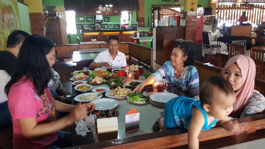 Waroeng Ngariung Santono Hartono, 1. Gurih 7, 2. RM. Bumi Aki Bogor, 3. Kluwih Sunda, 4. De’ Leuit Sensasi Nasi Jambal, 5. Kampoeng Koneng, 6. Saung Kuring, 7. Gumati Resto khas Sunda, 8. Medja Restaurant, 9. Gurame Cobek Mang Dayat Yasmin, 10. Gili-Gili Restaurant, 11. Waroeng Ngariung, 12. Warung Nasi Khas Sunda ENDAH