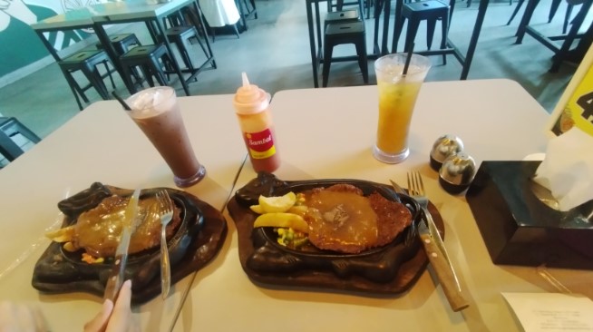 Waroeng Steak &amp; Shake Dipatiukur Fajar Prabowo, 1. Karnivor Restaurant, 2. Waroeng Steak &amp; Shake Dipatiukur, 3. Suis Butcher Steak House, 4. Justus Steak House Dago, 5. Steak Ranjang Dipatiukur, 6. Gijon Steakhouse, 7. Warung Steak Simantan, 8. Warung Steak Pasadena, 9. Javan Waroeng Steak &amp; Pasta, 10. Warung STEAK WARJO, 11. Doublesteak Talagabodas, 12. Steak Moen Moen, 13. Chiba Warung Steak, 14. The WindChime By Chef Felix, 15. OZT Cafe &amp; Steak House Bandung
