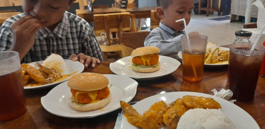 Wingz O Wingz Cimahi Udi Rudiana, 1. Rumah Makan Cibabat Ampera, 2. Mymo Mie Baso Ceker, 3. Kedai Ramen Aboy – Cimahi, 4. Kafe KupuKupu, 5. dK resto, 6. Rumah Makan Kiambang Raya, 7. Meepang RAI, 8. Wingz O Wingz Cimahi, 9. Hashi Ramen, 10. RM. Ibu Haji Cijantung (IHC) ASLI Purwakarta, 11. Rumah Makan Ciganea Baros, 12. Giggle Box Cimahi, 13. Rumah Makan Kandang Ayam, 14. Alam Wisata Cimahi, 15. Spesial Soto Boyolali (SSB) Hj Hesti Widodo, Cimahi, 16. Rumah Makan Mirasa, 17. Sate Maranggi & Ayam Bakar Neng Katineung, 18. Ayam Kremes Selimut WR Pusat, 19. Bebek Goreng Haji Slamet (Asli) Cimahi, 20. Bebek Salero, 21. GoGrill-ah!, 22. Gokana Ramen Teppan, 23. Rumah Makan Ramayana II, 24. Warung Sadulur Cimahi