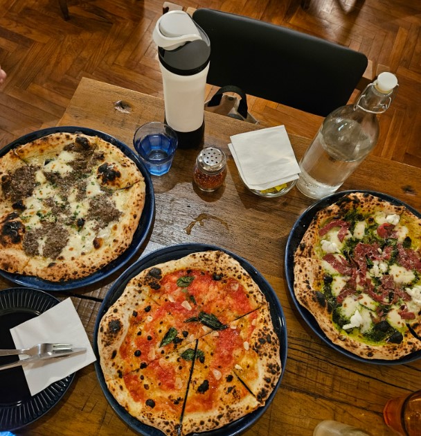 Zapoli pizzeria Julius Park, 1. Pizza Place, 2. Mike Pizza Asia, 3. Mamma Rosy, 4. Toscana, 5. Pizza Marzano, 6. Domino’s Pizza, 7. Zapoli Pizzeria, 8. Pizza Krust Kemang, 9. Gianni’s Pizzeria, 10. Pizza e Birra – Lippo Mall Kemang Avenue of the Stars, 11. PIZZA NYC KEMANG, 12. Paper Plates Pizza, Kemang