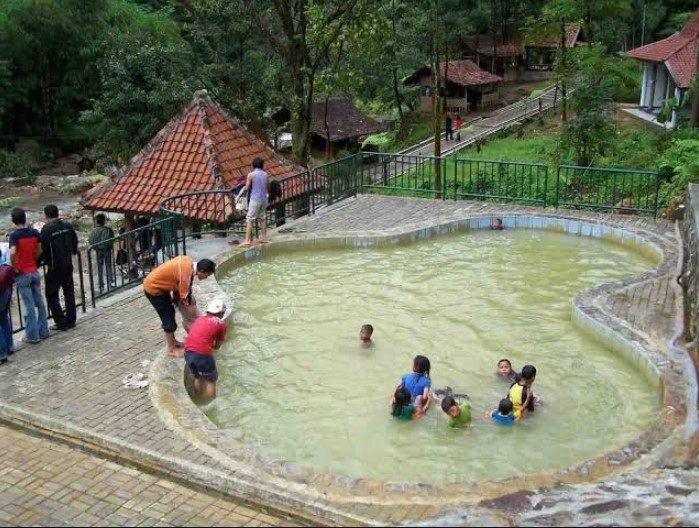 pemandian air panas Ciparay, 1. Tirta Sanita, 2. Pemandian Air Panas Gunung Pancar, 3. Pemandian Air Panas Kawah Ratu, 4. Pemandian Air Panas Ciparay, 5. Situs Gunung Peyek, 6. Jbound Geo Edu Park Air Panas Gunung Malang, 7. Pemandian Air Panas Gunung Kapur (TIRTA SAYAGA), 8. Amerta cafe and hot spring resort, 9. Lembah Cipanas kelapa 3 dan riverside, 10. Lembah Alam Tirta, 11. Kolam Pemandian Air Panas Gn Panjang, 12. Pemandian Belerang Ciasin
