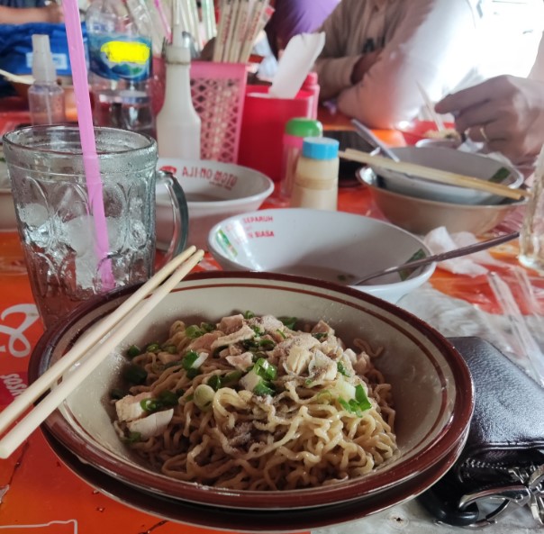 Bakmi HAU HAU Ong Ariyanto (AO), 1. Bakmi Gang Kelinci, 2. Bakmi A Boen, 3. Bakmi Karet Krekot, 4. Bakmi Sui-Sen, 5. SEDJUK BAKMI & KOPI POS BLOC, 6. Mie Soen Yoe, 7. Hokkian Lomie Mikado, 8. Mie Ayam Bangka Halal Lili/Sen Sen, 9. Bakmi JP – Mie Ayam Jamur, 10. Bakmi Hau Hau, 11. Mie Ayam Ahui, 12. Bakmi Ncek