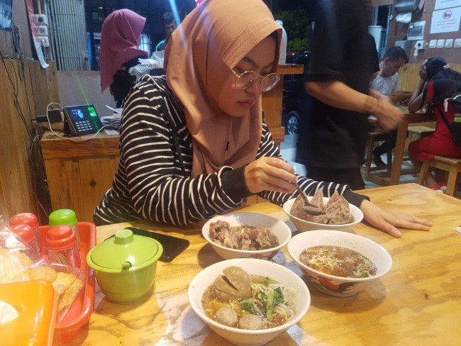 Bakso Rusuk Samanhudi Tanjung Duren Yorozuya Story, 1. Bakso JWR ( jawir ), 2. Bakso Rusuk Samanhudi Tanjung Duren, 3. Bakmi Asui Tanjung Duren, 4. Bakso Solo Samrat Tanjung Duren, 5. Baso Aci Juara Tanjung Duren, 6. Bakso Malang Tanjung Duren 18, 7. Pondok Mie Ayam Solo, 8. Bakso mas gayeng tanjung duren, 9. Bakso Goyang Lidah, Pasar Kopro, 10. Bakso Malang Asli Pak Paijo, 11. Bakso Koko Gepeng, 12. Bakso Malang CAK KUMIS, 13. Afung Baso Sapi Asli