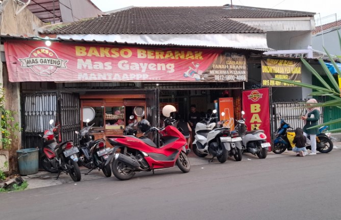 Bakso mas gayeng tanjung duren, 1. Bakso JWR ( jawir ), 2. Bakso Rusuk Samanhudi Tanjung Duren, 3. Bakmi Asui Tanjung Duren, 4. Bakso Solo Samrat Tanjung Duren, 5. Baso Aci Juara Tanjung Duren, 6. Bakso Malang Tanjung Duren 18, 7. Pondok Mie Ayam Solo, 8. Bakso mas gayeng tanjung duren, 9. Bakso Goyang Lidah, Pasar Kopro, 10. Bakso Malang Asli Pak Paijo, 11. Bakso Koko Gepeng, 12. Bakso Malang CAK KUMIS, 13. Afung Baso Sapi Asli