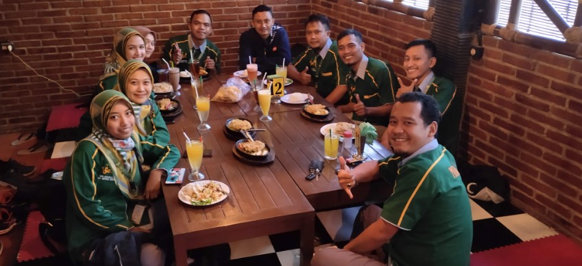 Kedai Woeloeng Semampir Banjarnegara Wahyu Zulmi, 1. RM Saung Bu Mansur, 2. Bebek Goreng H. Slamet, 3. Kopi Sabin, 4. Rumah Makan Sari Rahayu, 5. Oemah Tahu, 6. Neko Sushi, 7. Dapoer Central, 8. Rumah Makan Pondok Gurih, 9. Kedai Woeloeng Semampir, 10. Kedai Woeloeng, 11. Ayam SaKo, 12. Soto Krandegan Bpk. Aping, 13. Bakso Bu Tomo, 14. Serabine.Co, 15. Soto Bancar 1, 16. Warkope Nyong, 17. Nangkringan, 18. Kedai Ireng Banjarnegara, 19. Mie Ongklok Pak Tugi, 20. Padhang Wulan Coffee and Eatery, 21. Pikasto (Resto Pinggir Kali Serayu), 22. Bakso Gondang Rejo, 23. Ian Ozora Cafe, 24. Kun Cafe , 25. Queen Coffee, 26. Ethnic Cafe &amp; Oriental 99, 27. Rumah Kopi Banjarnegara, 28. Warung Buntil Mbah Abu