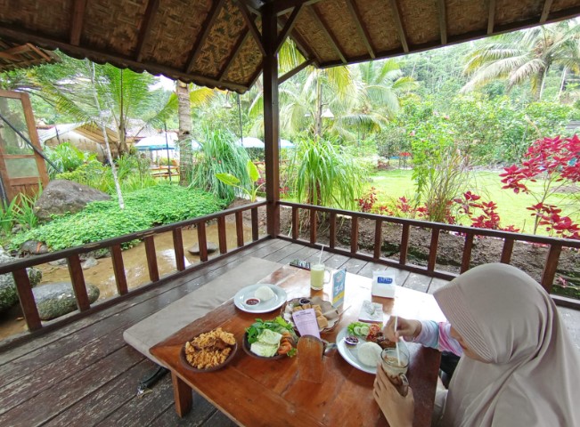 Oemah Tahu Anggit Ferdian Setiaji, 1. RM Saung Bu Mansur, 2. Bebek Goreng H. Slamet, 3. Kopi Sabin, 4. Rumah Makan Sari Rahayu, 5. Oemah Tahu, 6. Neko Sushi, 7. Dapoer Central, 8. Rumah Makan Pondok Gurih, 9. Kedai Woeloeng Semampir, 10. Kedai Woeloeng, 11. Ayam SaKo, 12. Soto Krandegan Bpk. Aping, 13. Bakso Bu Tomo, 14. Serabine.Co, 15. Soto Bancar 1, 16. Warkope Nyong, 17. Nangkringan, 18. Kedai Ireng Banjarnegara, 19. Mie Ongklok Pak Tugi, 20. Padhang Wulan Coffee and Eatery, 21. Pikasto (Resto Pinggir Kali Serayu), 22. Bakso Gondang Rejo, 23. Ian Ozora Cafe, 24. Kun Cafe , 25. Queen Coffee, 26. Ethnic Cafe &amp; Oriental 99, 27. Rumah Kopi Banjarnegara, 28. Warung Buntil Mbah Abu