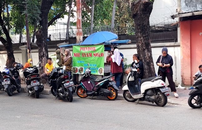 Pondok Mie Ayam Solo Serba Serbi Hunter, 1. Bakso JWR ( jawir ), 2. Bakso Rusuk Samanhudi Tanjung Duren, 3. Bakmi Asui Tanjung Duren, 4. Bakso Solo Samrat Tanjung Duren, 5. Baso Aci Juara Tanjung Duren, 6. Bakso Malang Tanjung Duren 18, 7. Pondok Mie Ayam Solo, 8. Bakso mas gayeng tanjung duren, 9. Bakso Goyang Lidah, Pasar Kopro, 10. Bakso Malang Asli Pak Paijo, 11. Bakso Koko Gepeng, 12. Bakso Malang CAK KUMIS, 13. Afung Baso Sapi Asli