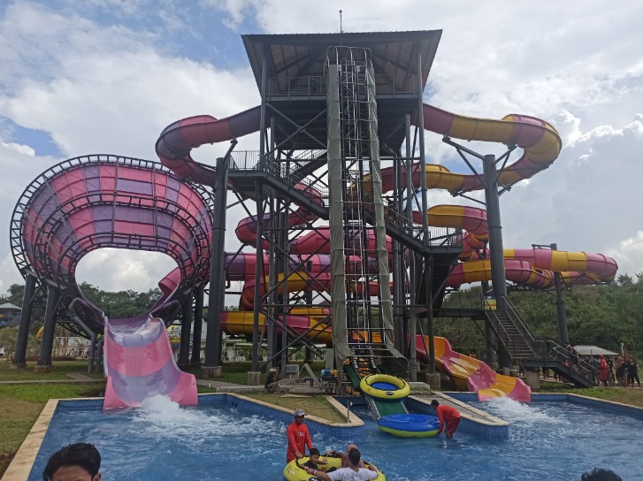 Wahoo Waterworld RIRI DESIANDA, 1. Dusun Bambu Leisure Park, 2. Lembang Park &amp; Zoo, 3. The Great Asia Africa, 4. Kebun Begonia Lembang, 5. Nimo Highland, 6. Sunrise Point Cukul, 7. Taman langit Pangalengan, 8. Wahoo Waterworld, 9. Noah’s Park | Wisata Lembang Bandung, 10. Hutan Mycelia, 11. Rainbow Slide, 12. Wayang Windu Panenjoan