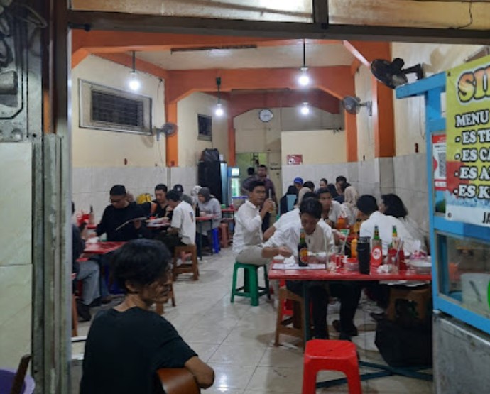 Bakmi Roxy Cikini Destri Ana, 1. RM. Ampera 2 Tak, 2. Bubur Cikini H. R. Sulaiman, 3. Mie Ayam Gondangdia, 4. Bakmi Roxy Cikini, 5. Pempek Megaria, 6. Nasi Uduk Gondangdia, 7. Nasi uduk remaja haji Toha, 8. Soto Jakarta Bawah Rel, 9. Gohyong Cikini, 10. RM Lapau Nasi Jaya, 11. Sate padang murni, 12. Pondok ikan asin sambal kampung berkah