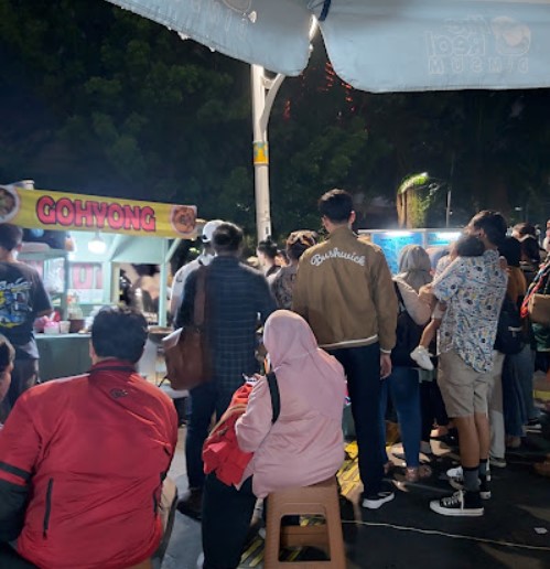 Gohyong Cikini Rafa Azra, 1. RM. Ampera 2 Tak, 2. Bubur Cikini H. R. Sulaiman, 3. Mie Ayam Gondangdia, 4. Bakmi Roxy Cikini, 5. Pempek Megaria, 6. Nasi Uduk Gondangdia, 7. Nasi uduk remaja haji Toha, 8. Soto Jakarta Bawah Rel, 9. Gohyong Cikini, 10. RM Lapau Nasi Jaya, 11. Sate padang murni, 12. Pondok ikan asin sambal kampung berkah