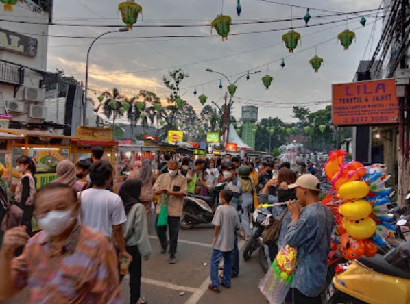 Kawasan Kuliner Pasar Lama Yacobus “Bobby” Risakotta, 1. Rumah Makan Pondok Lauk, 2. Kawasan Kuliner Pasar Lama, 3. Warung Bu Kris, 4. Kuliner Nasi Jagal Ibu Zahra Tangerang, 5. Bebek Boedjang – Tangerang, 6. Steak Tenda Tangerang, 7. Nasi Uduk Pak Jhon, 8. Sate Ayam H. Ishak Pasar Lama, 9. Kepak Madu Mael, Pasar Lama, 10. Bubur Ayam Spesial Ko Ginhan, 11. Seafood Libra 32., 12. Sop Kambing Oong Junaedi De Rio Tanah Abang