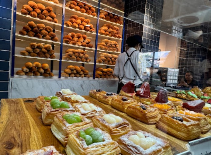 London Layers Blok M Square fani kurniawan, 1. MONSORA Dessert House, 2. Maiku Cafe, 3. Little Salt Bread, 4. Mack’s Creamery, 5. EM Gelato, 6. Doux Cookies – Blok M Plaza, 7. FUDGYBRO BLOK M at Melawai Raya, 8. Busy Cheese Cafe, 9. Oo donuts, 10. London Layers Blok M Square, 11. Paris Sorbet, 12. Kedai Makanan Thai Baby