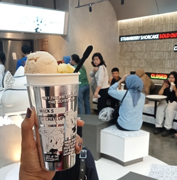 Mack's Creamery Faris Luthfi, 1. MONSORA Dessert House, 2. Maiku Cafe, 3. Little Salt Bread, 4. Mack’s Creamery, 5. EM Gelato, 6. Doux Cookies – Blok M Plaza, 7. FUDGYBRO BLOK M at Melawai Raya, 8. Busy Cheese Cafe, 9. Oo donuts, 10. London Layers Blok M Square, 11. Paris Sorbet, 12. Kedai Makanan Thai Baby