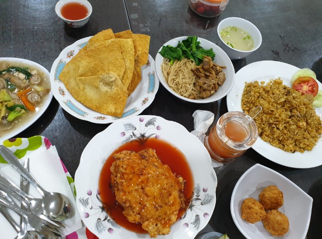 Mie Ayam Gondangdia Nurul Fitriasari, 1. RM. Ampera 2 Tak, 2. Bubur Cikini H. R. Sulaiman, 3. Mie Ayam Gondangdia, 4. Bakmi Roxy Cikini, 5. Pempek Megaria, 6. Nasi Uduk Gondangdia, 7. Nasi uduk remaja haji Toha, 8. Soto Jakarta Bawah Rel, 9. Gohyong Cikini, 10. RM Lapau Nasi Jaya, 11. Sate padang murni, 12. Pondok ikan asin sambal kampung berkah