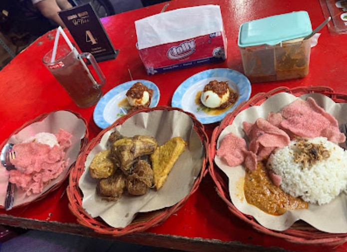 Nasi Uduk Remaja Dewi Intan, 1. RM. Ampera 2 Tak, 2. Bubur Cikini H. R. Sulaiman, 3. Mie Ayam Gondangdia, 4. Bakmi Roxy Cikini, 5. Pempek Megaria, 6. Nasi Uduk Gondangdia, 7. Nasi uduk remaja haji Toha, 8. Soto Jakarta Bawah Rel, 9. Gohyong Cikini, 10. RM Lapau Nasi Jaya, 11. Sate padang murni, 12. Pondok ikan asin sambal kampung berkah