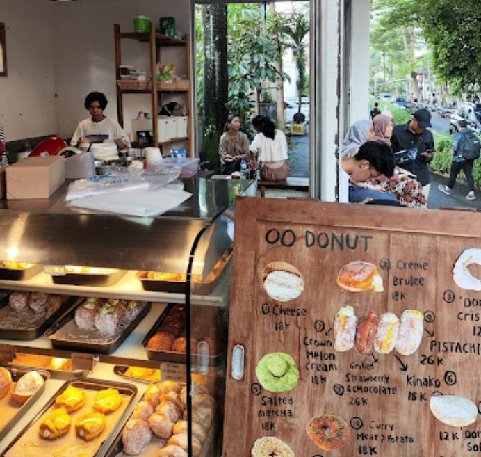 OO Donut Teguh Budianto, 1. MONSORA Dessert House, 2. Maiku Cafe, 3. Little Salt Bread, 4. Mack’s Creamery, 5. EM Gelato, 6. Doux Cookies – Blok M Plaza, 7. FUDGYBRO BLOK M at Melawai Raya, 8. Busy Cheese Cafe, 9. Oo donuts, 10. London Layers Blok M Square, 11. Paris Sorbet, 12. Kedai Makanan Thai Baby