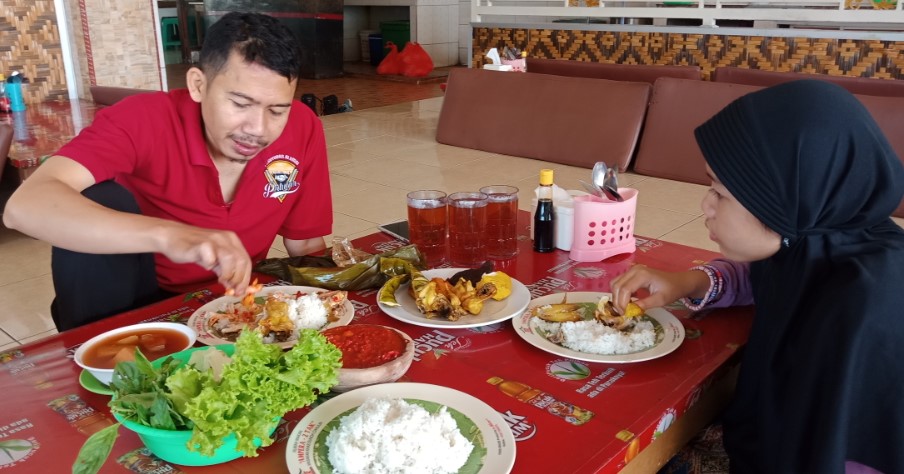 RM. Ampera 2 Tak Mamih Eiffel (Mamih), 1. RM. Ampera 2 Tak, 2. Bubur Cikini H. R. Sulaiman, 3. Mie Ayam Gondangdia, 4. Bakmi Roxy Cikini, 5. Pempek Megaria, 6. Nasi Uduk Gondangdia, 7. Nasi uduk remaja haji Toha, 8. Soto Jakarta Bawah Rel, 9. Gohyong Cikini, 10. RM Lapau Nasi Jaya, 11. Sate padang murni, 12. Pondok ikan asin sambal kampung berkah