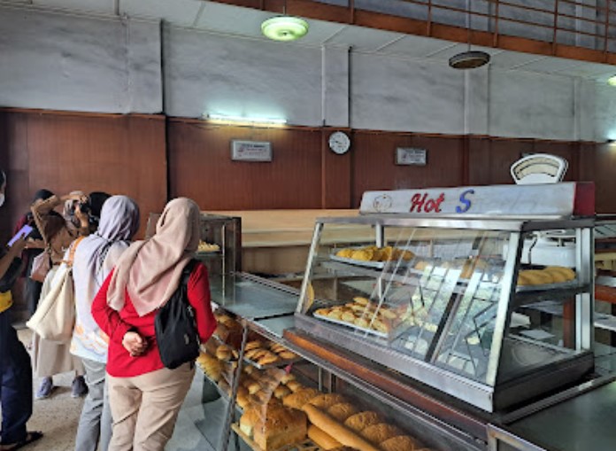 Sumber Hidangan Faadiya Nurrahma, 1. Ragusa Es Italia, 2. Zangrandi Ice Cream, 3. Cafe Batavia, 4. Toko Oen, 5. WARUNG SOTO KADIPIRO, 6. Braga Permai Bandung, 7. Kopi es tak kie, 8. Kikugawa Restaurant, 9. Wong fu kie, 10. Sumber Hidangan, 11. Restoran Trio, 12. Warma Pi’an