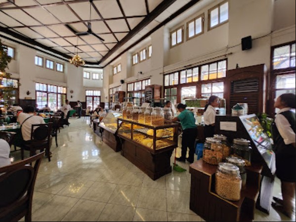 Toko Oen Ofi, 1. Ragusa Es Italia, 2. Zangrandi Ice Cream, 3. Cafe Batavia, 4. Toko Oen, 5. WARUNG SOTO KADIPIRO, 6. Braga Permai Bandung, 7. Kopi es tak kie, 8. Kikugawa Restaurant, 9. Wong fu kie, 10. Sumber Hidangan, 11. Restoran Trio, 12. Warma Pi’an