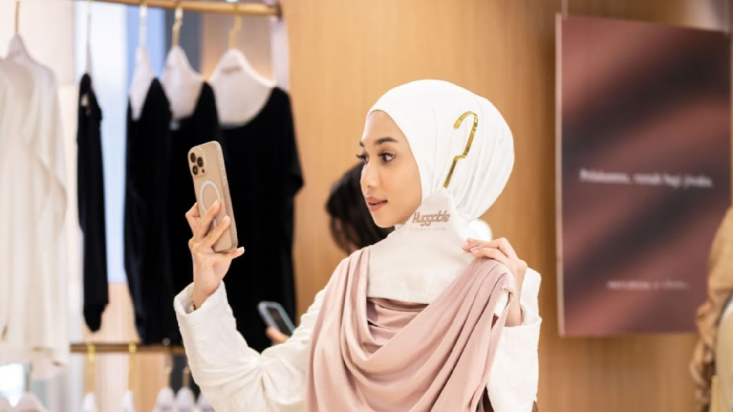 1. Prioritaskan Bahan yang Lembut dan Menyejukkan, 2. Pilih Warna yang Menenangkan, 3. Pertimbangkan Potongan yang Versatile, 4. Pastikan Ukuran Tidak Terlalu Ketat, 5. Perhatikan Jahitan dan Konstruksi, 6. Sesuaikan dengan Aktivitas Harian, 7. Tetap Pilih yang Stylish dan Representatif
