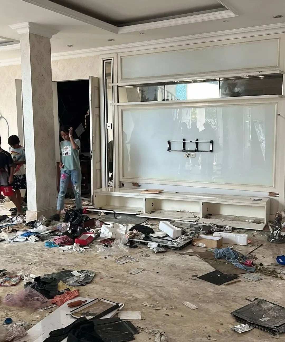 Sisa barang berserakan, Foto keluarga hancur, Tas mewah rusak, Kasur hilang