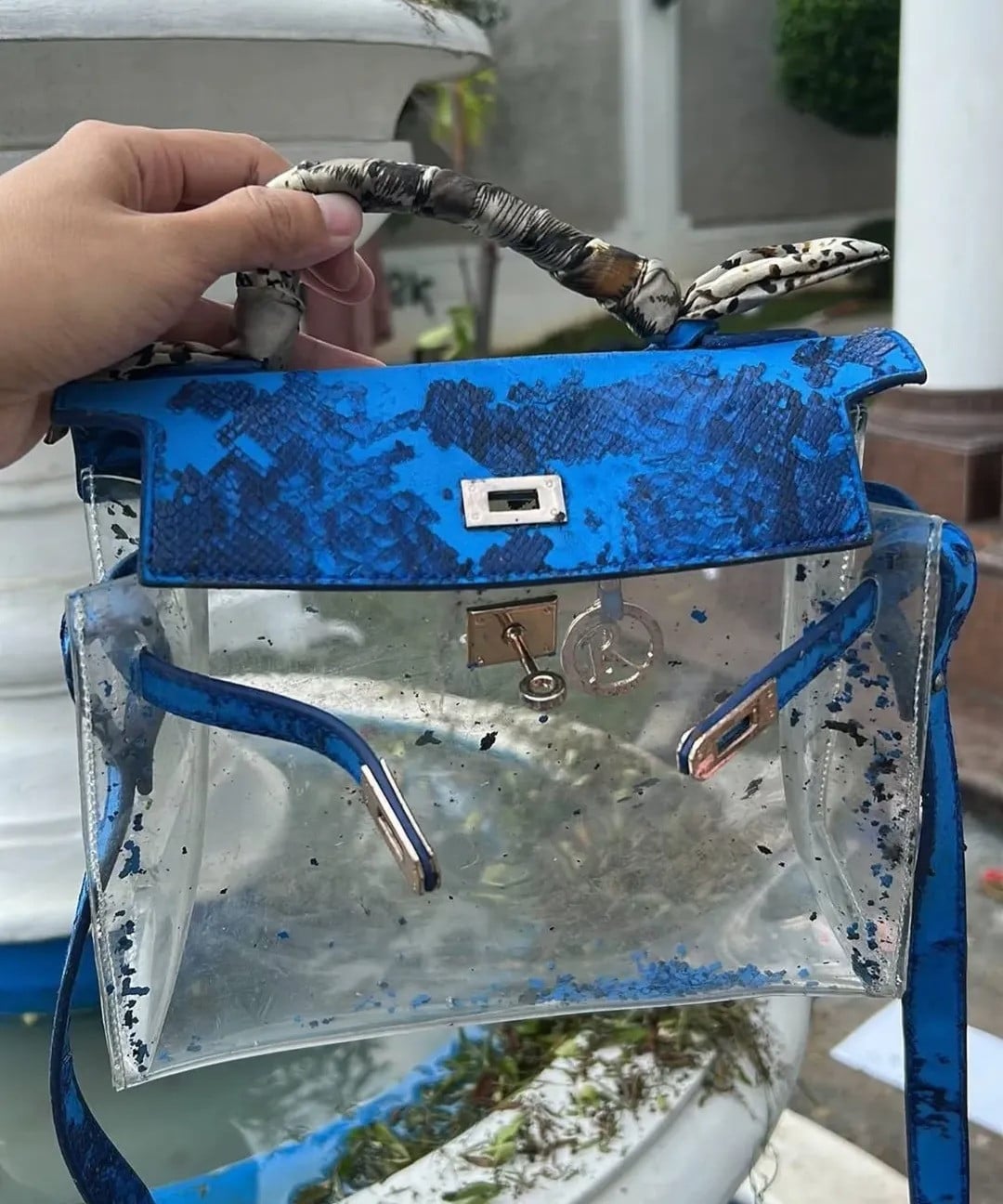 Sisa barang berserakan, Foto keluarga hancur, Tas mewah rusak, Kasur hilang