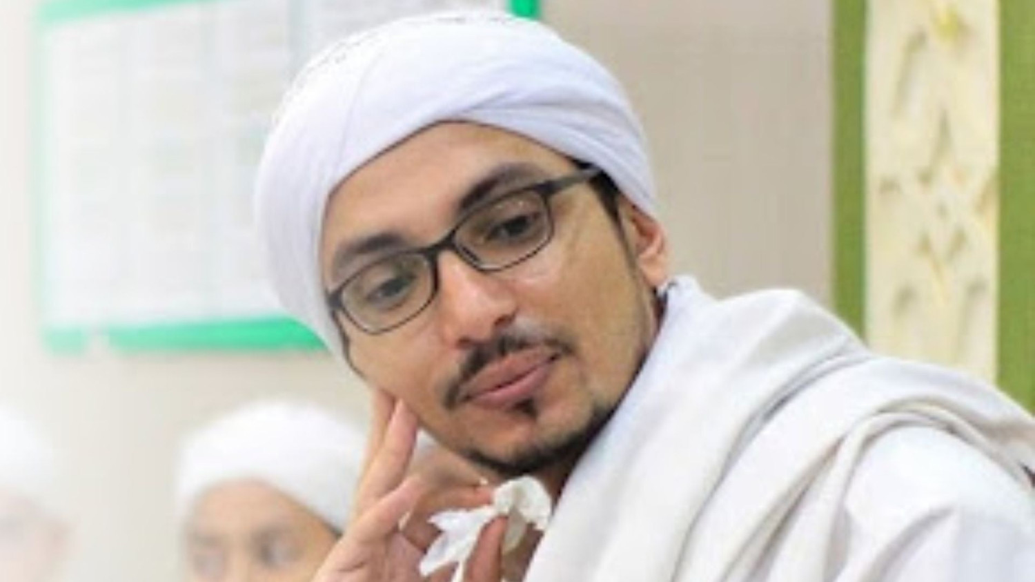 Surat Al-Qadr (Surat ke-97), اِنَّآ اَنْزَلْنٰهُ فِيْ لَيْلَةِ الْقَدْر.ِوَمَآ اَدْرٰىكَ مَا لَيْلَةُ الْقَدْرِ.ۗ لَيْلَةُ الْقَدْرِ ەۙ خَيْرٌ مِّنْ اَلْفِ شَهْرٍ.ۗ تَنَزَّلُ الْمَلٰۤىِٕكَةُ وَالرُّوْحُ فِيْهَا بِاِذْنِ رَبِّهِمْۚ مِنْ كُلِّ اَمْرٍ.ۛ سَلٰمٌ ۛهِيَ حَتّٰى مَطْلَعِ الْفَجْرِۛ, Surat Al-Insyirah (Surat ke-94), أَلَمْ نَشْرَحْ لَكَ صَدْرَكَ وَوَضَعْنَا عَنكَ وِزْرَكَ ٱلَّذِىٓ أَنقَضَ ظَهْرَكَ وَرَفَعْنَا لَكَ ذِكْرَكَ فَإِنَّ مَعَ ٱلْعُسْرِ يُسْرًا إِنَّ مَعَ ٱلْعُسْرِ يُسْرًا فَإِذَا فَرَغْتَ فَٱنصَبْ وَإِلَىٰ رَبِّكَ فَٱرْغَب