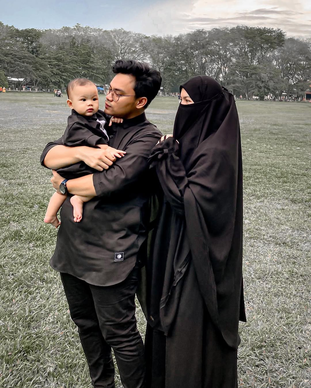 Gandengan Tangan di Depan Ka'bah, Foto bersama Wardatina Mawa dan Anak, Foto Romantis dengan Wardatina Mawa, Ungkap Rasanya Nikah Muda