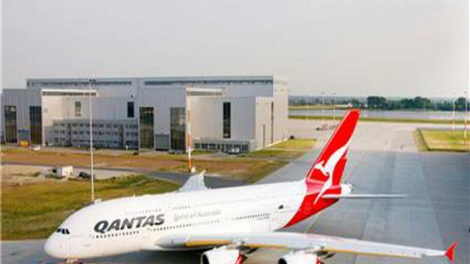 Pesawat Airbus A380 milik Qantas, Pesawat Singapore Airlines, Singapore Airlines., Singapore Airlines Boeing 777, Qantas Airlines, Pesawat Airbus A380 milik Qantas, Qatar Airways Boeing 787 Dreamliner, Pesawat penumpang terbesar Airbus A380-800 milik maskapai Emirates, Ilustrasi pesawat milik maskapai Qatar Airways., Maskapai China Eastern Airlines, Penerbangan perdana maskapai Air New Zealand rute Auckland - Denpasar - Auckland.
