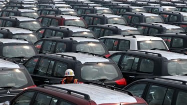 Antrian mobil yang siap untuk di ekspor di Terminal Ekspor Impor Mobil, Jakarta