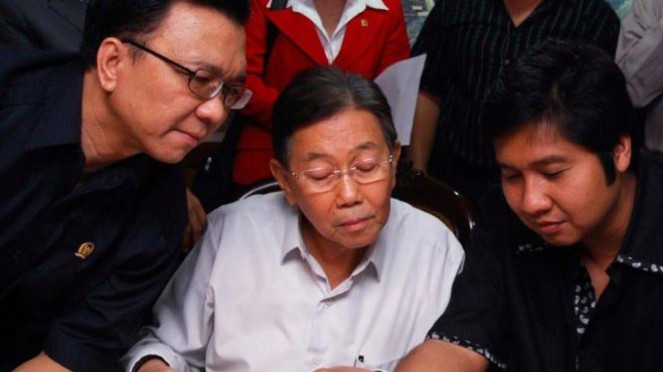 Kwik Kian Gie diapit Maruarar Sirait (PDIP) & Chandra Tirta Widjaya (PAN)