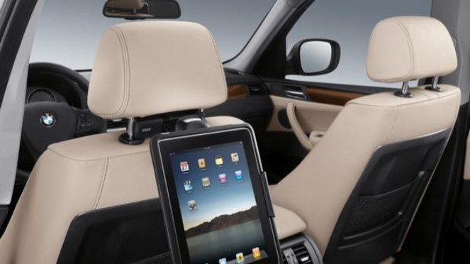Dudukan iPad di kursi belakang BMW